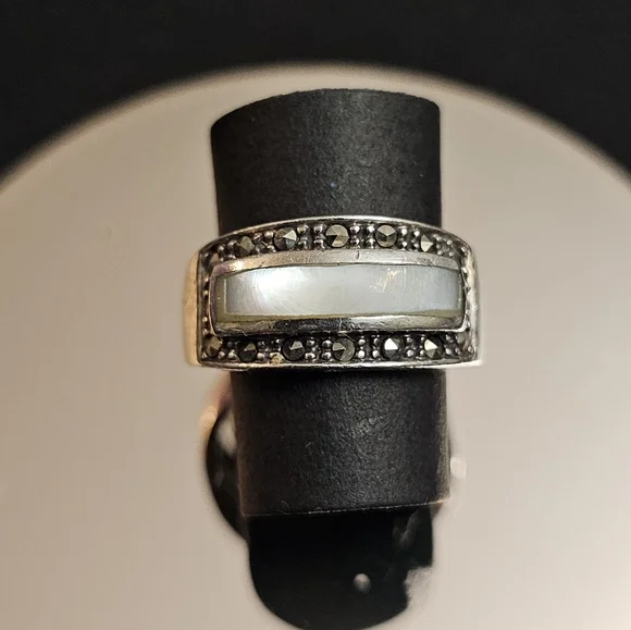 925 Sterling Silver Vintage Real Mother-of-Pearl and Marcasite Gem Ring Size 6 - Picture 2 of 9
